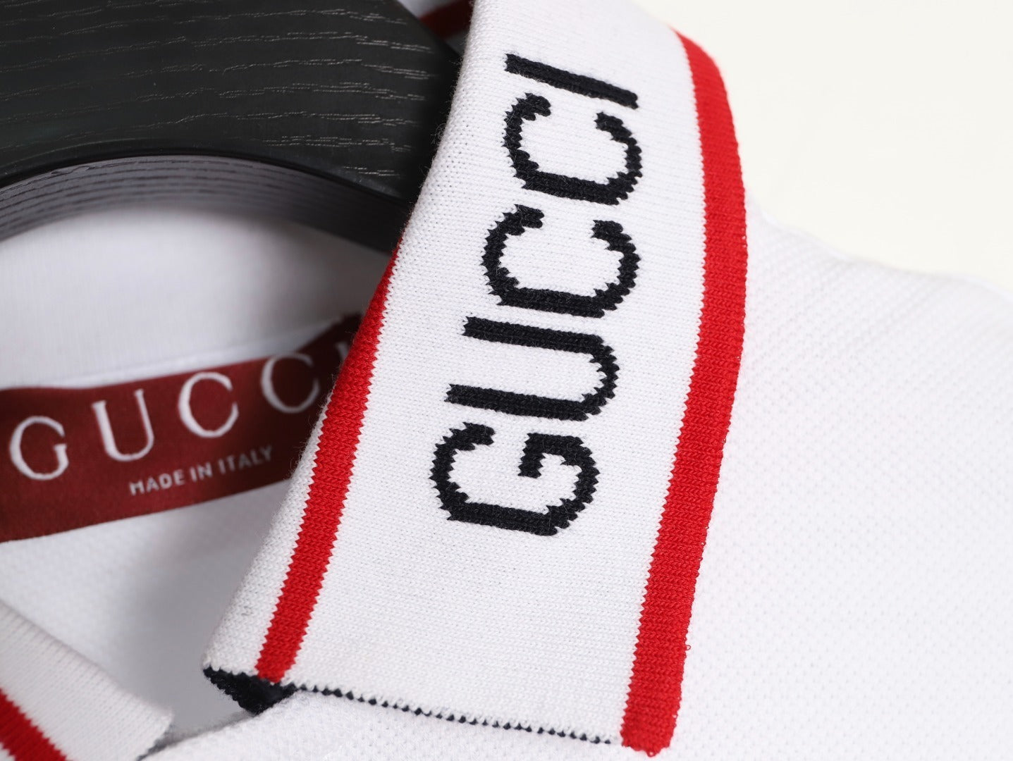 GUCCI short-sleeved polo shirt with lettering and woven ribbon at the neckline.