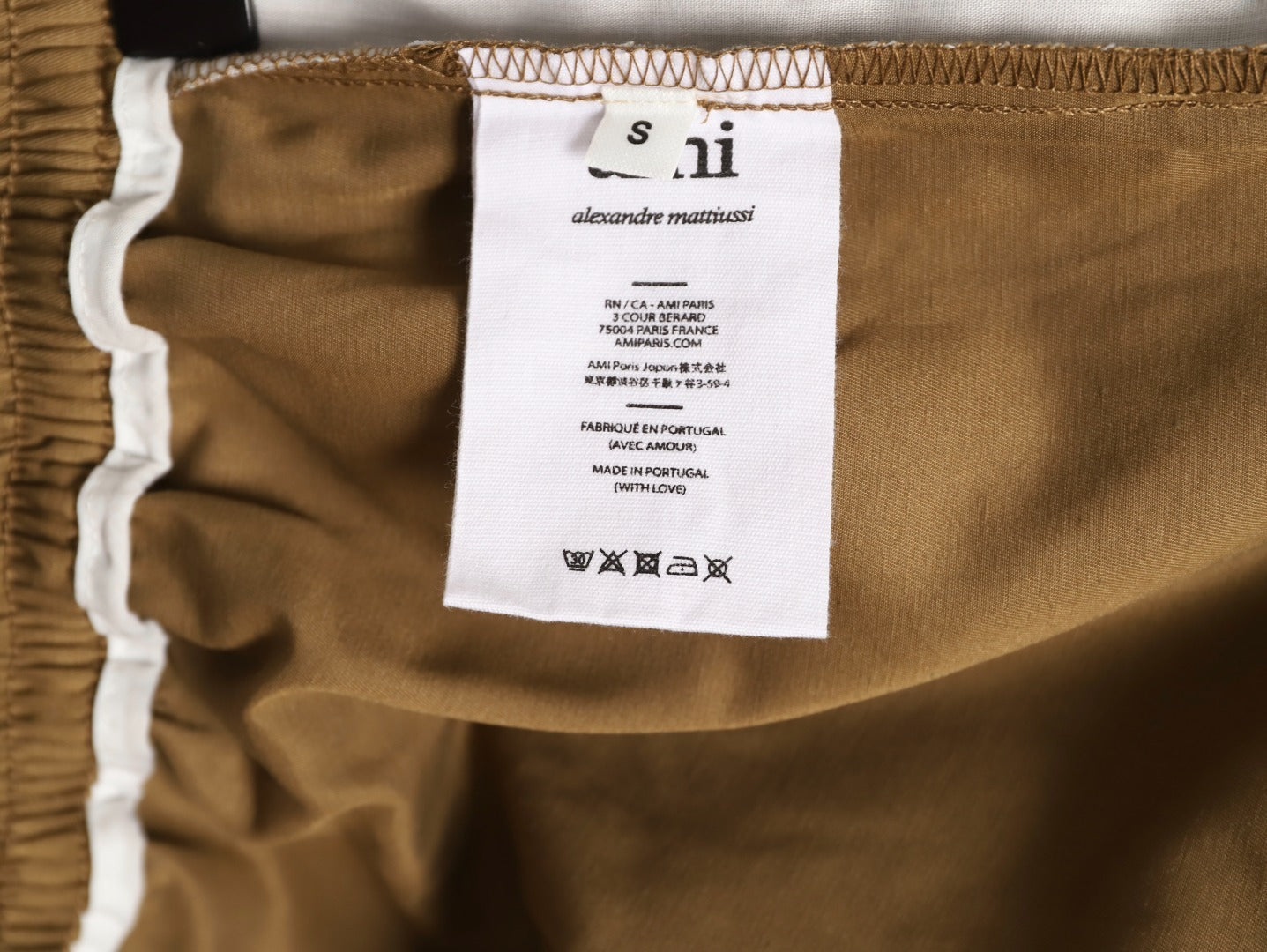 Ami embroidered shorts with small letter logo on the back pocket