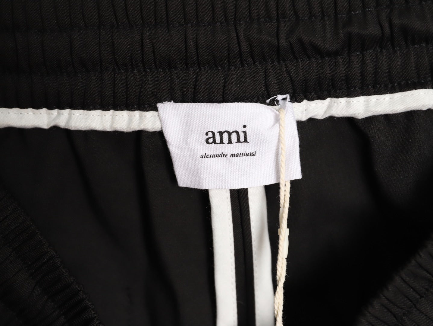 Ami embroidered shorts with small letter logo on the back pocket