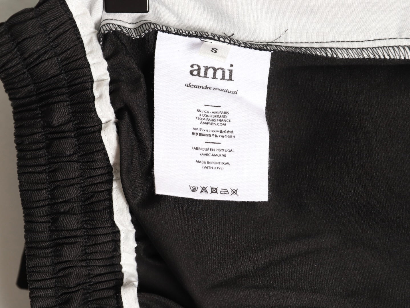 Ami embroidered shorts with small letter logo on the back pocket