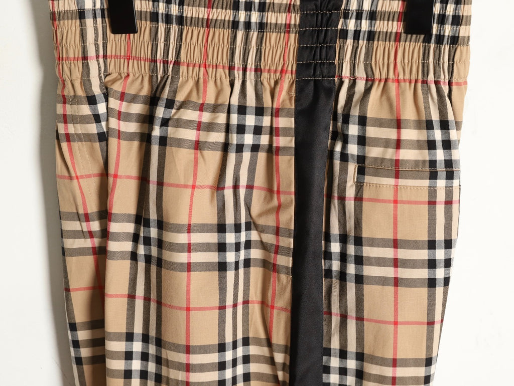 Burberry (BBR) checkered black striped trousers